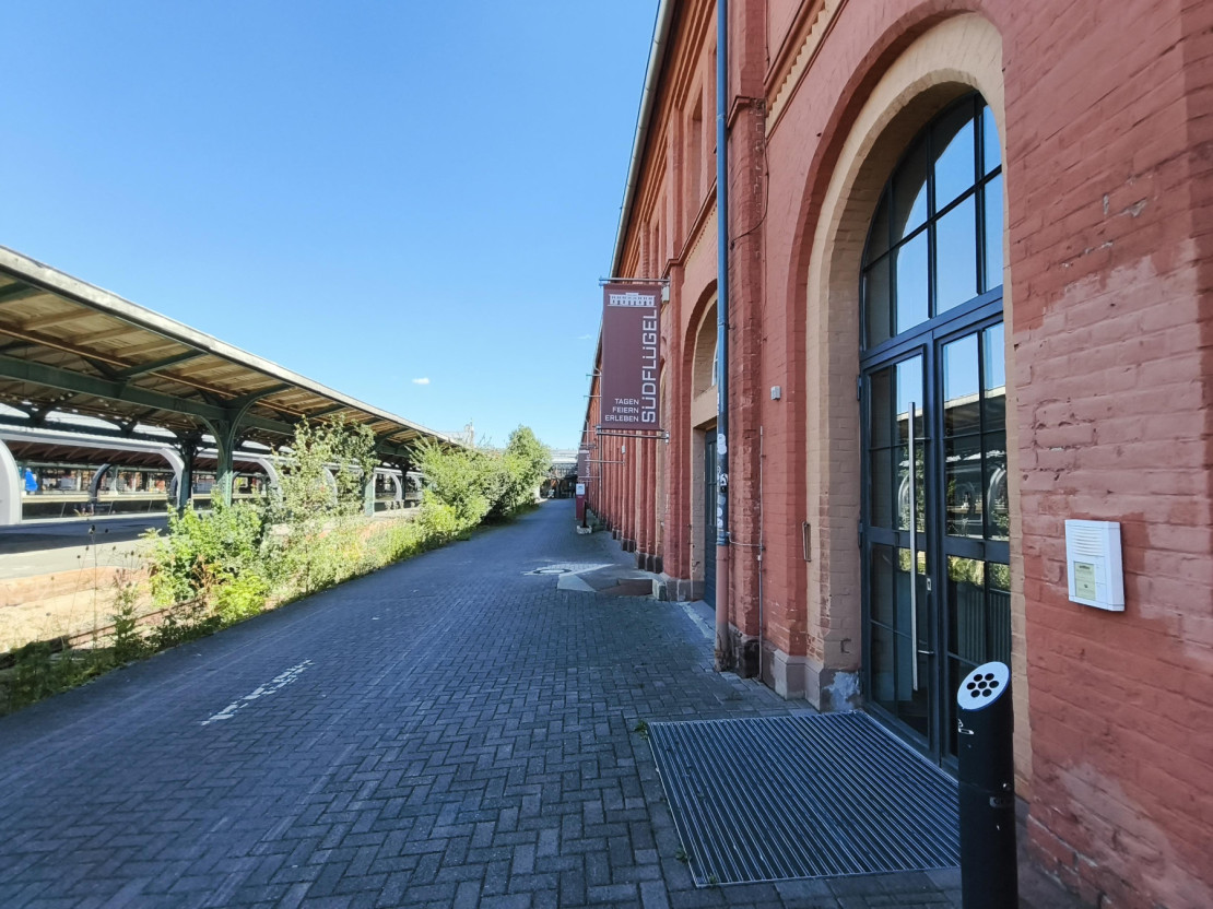 eingangsbereich-bahnhofsseite-1_96115_1800_1792146489.jpg