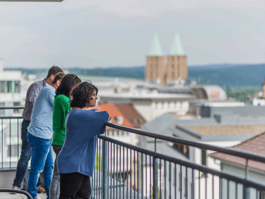 Personen auf der Dachterrasse der Tagungslocation Treppe4 in Kassel