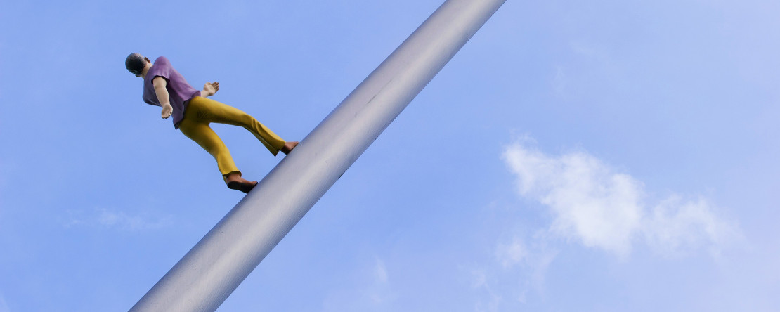 web_5023_Himmelsstuermer_-_Man_walking_to_the_sky